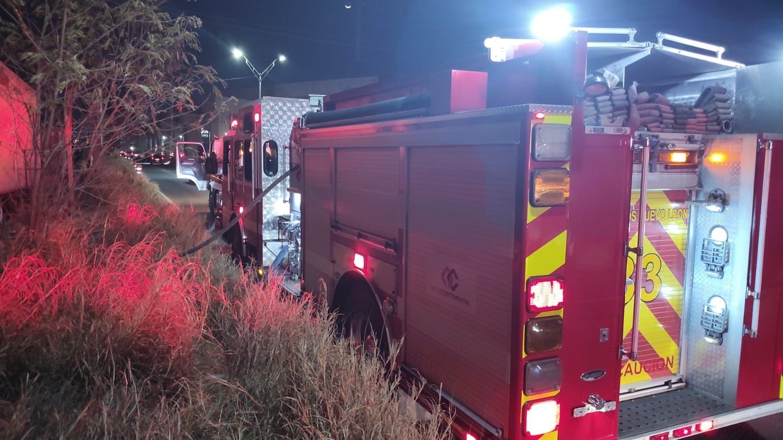 Un incendio de grandes proporciones arrasa 500 hectáreas en el río Santa Catarina, reportes de Protección Civil indican control rápido.