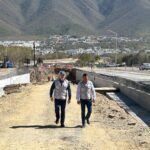 El edil Adrián de la Garza inspecciona la construcción del túnel y puente vehicular en El Huajuco, vital para la movilidad.
