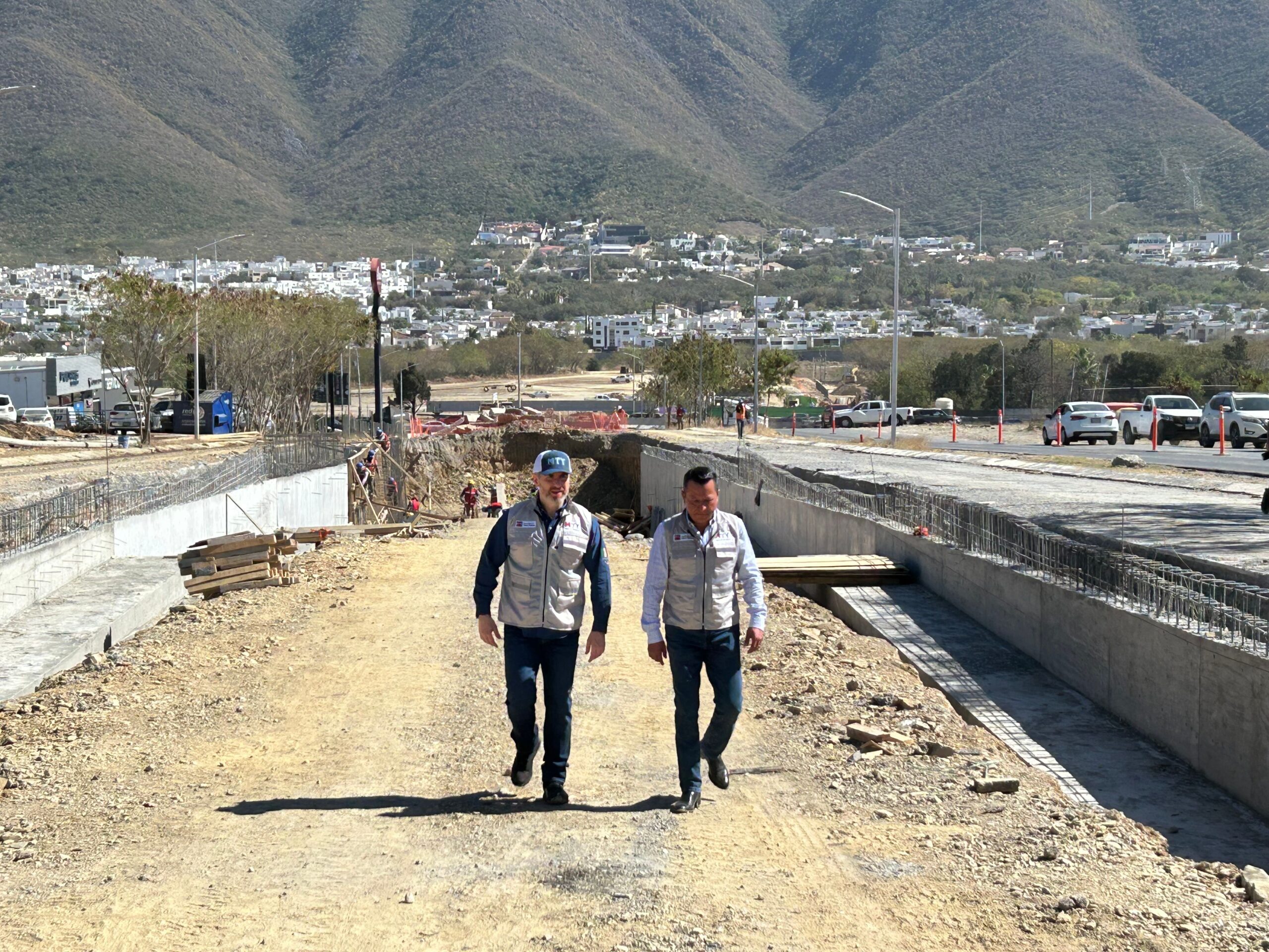 El edil Adrián de la Garza inspecciona la construcción del túnel y puente vehicular en El Huajuco, vital para la movilidad.