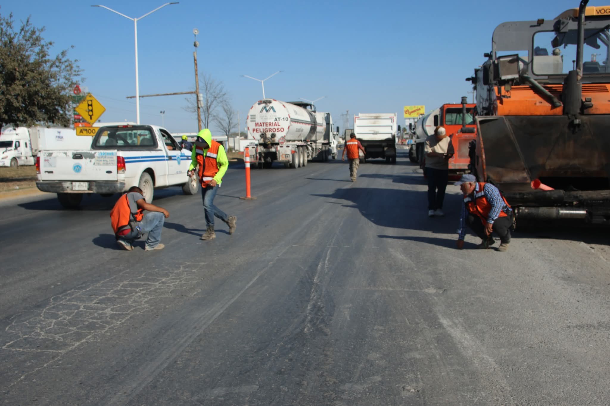 El edil de Cadereyta anuncia trabajos para bachear la carretera a Reynosa, crucial para miles de conductores.