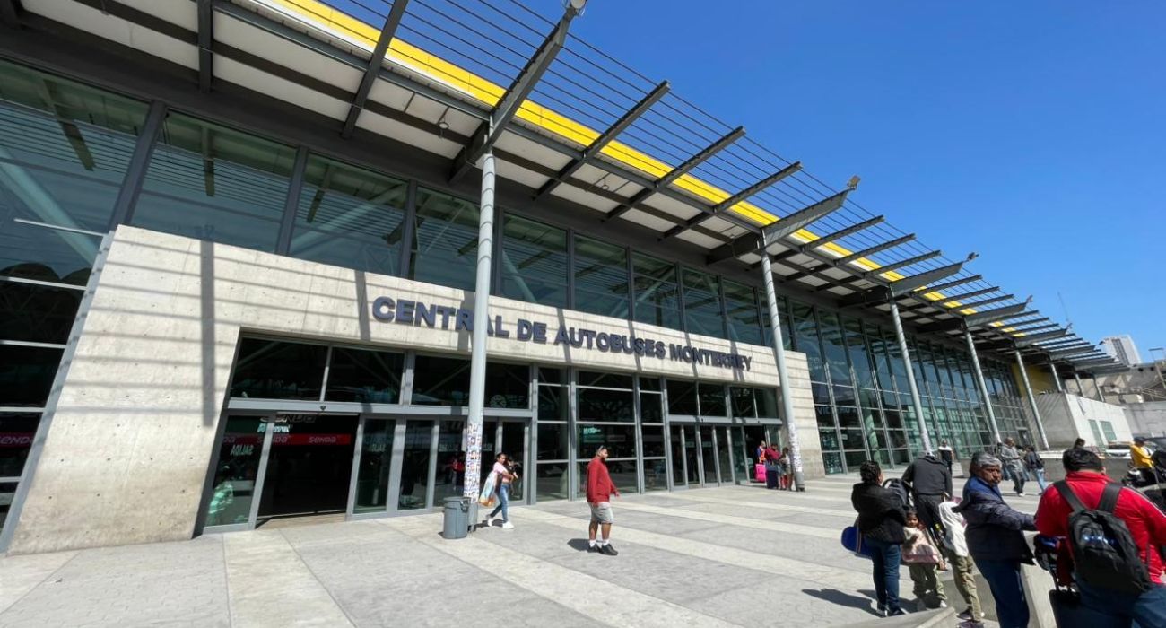 Bloqueos carreteros en varias regiones del país provocan la cancelación de salidas en la Central de Autobuses.