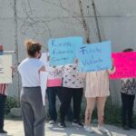 Protestas y audiencia de imputación contra Karina Barrón marcan un momento crucial en la justicia en Nuevo León.