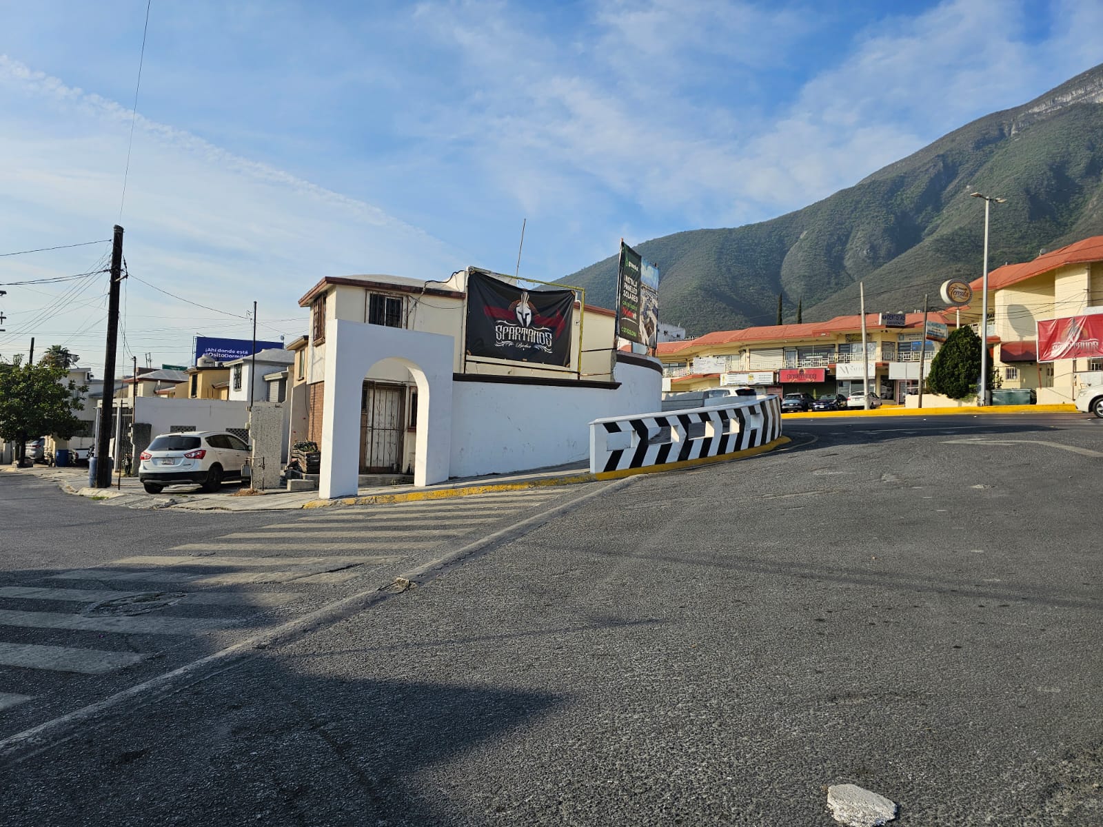 La compra de casas en Llave de Oro desata tensiones vecinales ante el proyecto de ampliación del Estadio Leones en Monterrey.