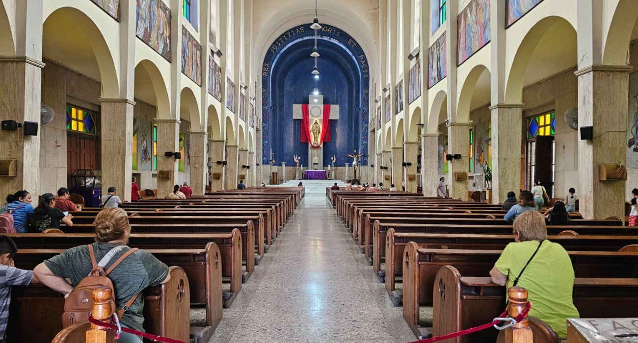 Miles de fieles se congregan en la Parroquia Cristo Rey de Monterrey durante la Semana Santa para actividades religiosas.