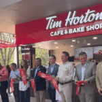 La apertura de Tim Hortons en Parque Fundidora revitaliza el espacio, creando un ambiente lleno de vida y luz.