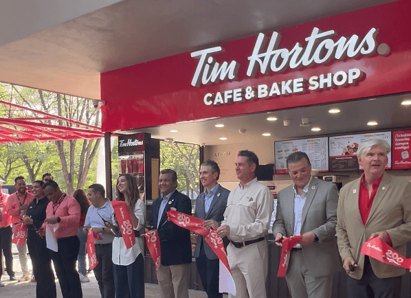 La apertura de Tim Hortons en Parque Fundidora revitaliza el espacio, creando un ambiente lleno de vida y luz.