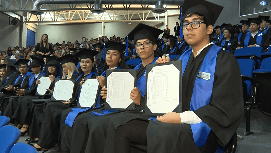 La Universidad CNCI Campus Cumbres celebró la graduación de 139 estudiantes, destacando la modernización educativa.