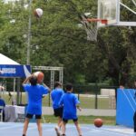 La clínica de basquetbol liderada por Eduardo Nájera fomenta el deporte entre los menores de Monterrey.