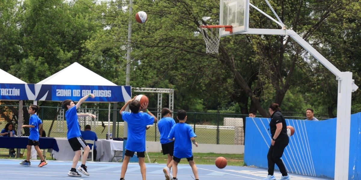La clínica de basquetbol liderada por Eduardo Nájera fomenta el deporte entre los menores de Monterrey.