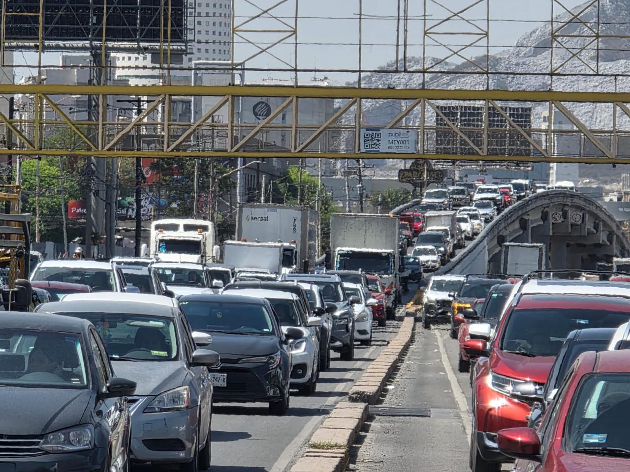 El tráfico en Monterrey aumenta un 45% al dejar de usar camiones, afectando la movilidad de los ciudadanos.